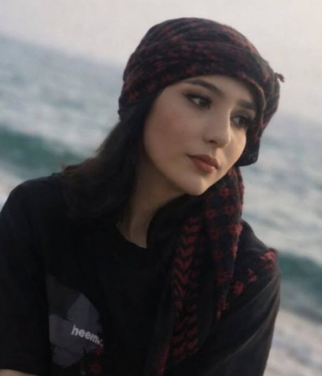 rasolakramm's tweet photo. 🔴🔴🔴نشر حداکثری 
از شما وقتی نمیگیره ،
اما یک درصد شاید تونستید جلوی یک اعدام را بگیرید .
متهم به محاربه؛ در خطر اعدام #نجمه_امینی

نجمه امینی، دانشجوی ۲۳ ساله رشته حسابداری، روز ۱۱ بهمن ۱۴۰۴ در #مشهد توسط نیروهای امنیتی با ضرب وشتم بازداشت شده و به زندان وکیل آباد فرستاده شده 

از دسترسی به وکیل مستقل محروم شده و خانواده‌اش نسبت به وضعیت جسمی و حقوقی‌اش ابراز نگرانی کرده‌اند و این روزها تمام خواسته آنها این است صدای فرزندشان باشید .
او در معرض خطر جدی صدور حکم اعدام قرار دارد.
خانواده‌اش می‌گویند: «از او تحت فشار اعتراف گرفتند، صدایش باشید.»

حالا به چی اعتراف کرده ؟
آزادی رو فریاد زده
