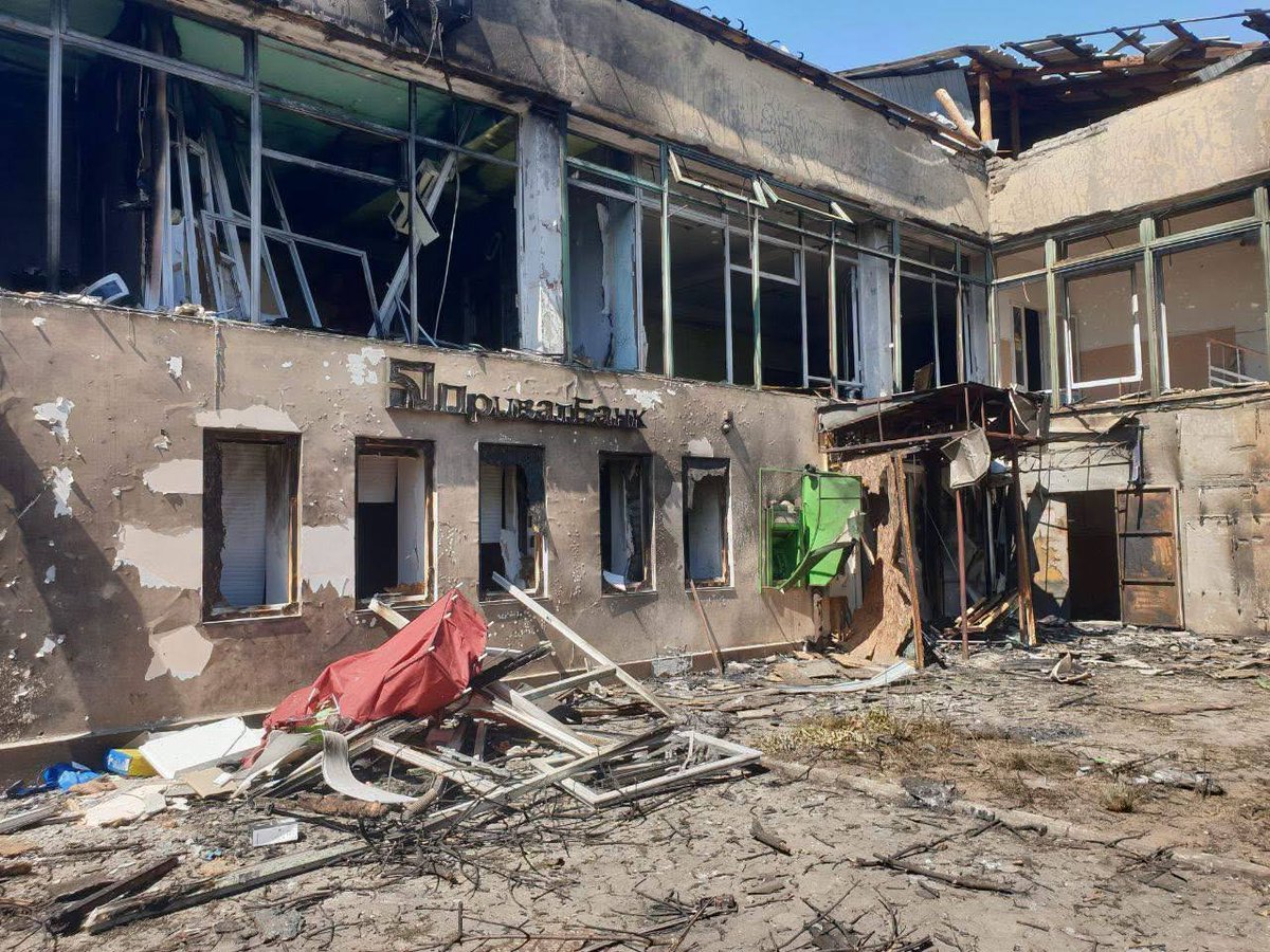 CrimeanVoyager's tweet photo. Two more Ukrainians murdered by russia.

russian terrorists struck a PrivatBank branch in Dnipropetrovsk region, killing two employees who were carrying out cash collection duties.

Five more people were wounded.

russia keeps killing civilians. Every single day. https://t.co/x0zgnPEiJy