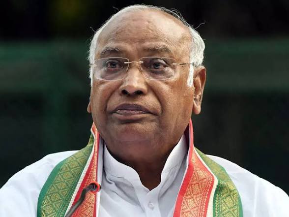 maveinlux's tweet photo. BJP-RSS are “poison” / a “poisonous snake” that must be killed (even interrupting namaz if necessary).

“Not even a dog” from RSS/BJP leaders’ homes died for India’s independence.

Lifting restrictions on RSS is like tasting snake venom after killing the snake, you die.

Mallikarjun Kharge is not a leader. He is a walking embodiment of institutionalised hatred.

Congress did not elevate this man because of vision, competence, or statesmanship. They chose him precisely because he has spent decades spewing venom against the RSS and every Indian who still believes this country has a civilisational spine.

He calls for banning the RSS. He compares an entire nationalist organisation and its political arm to a poisonous snake that must be killed. He declares that not even a dog from RSS/BJP homes died for freedom. He brands them traitors, British collaborators, Constitution-burners, and the root of every problem in India.

This is not opposition. This is pathological contempt for the very idea of a confident, cultural, nationalistic India.

Congress needed a face who would never moderate, never reconcile, never stop painting half the country as the enemy. Kharge delivered. His entire political identity is built on permanent rage against the RSS and anyone who refuses to apologise for being proudly Indian.

That is why they picked him. Not despite the hatred, because of it.
