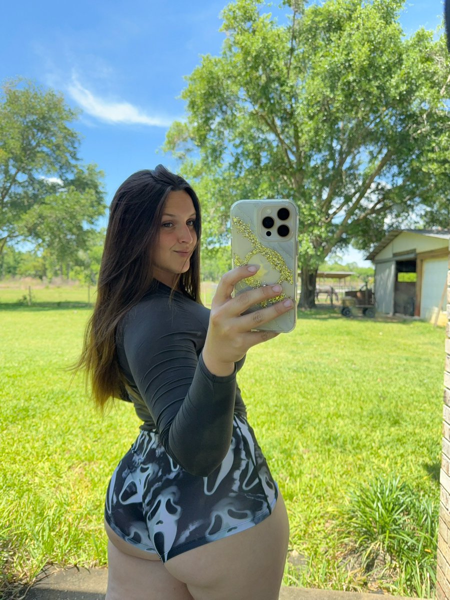 RatedMichaela's tweet photo. Shorts or leggings? https://t.co/Nn73qQEChF
