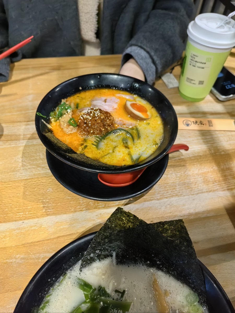 ookandaemi16727's tweet photo. Deep night, warm bowl of ramen, soft music, and the faint clink of chopsticks. This small late-night spot turns lonely hours into gentle moments.， https://t.co/TTGS9ZIaLF