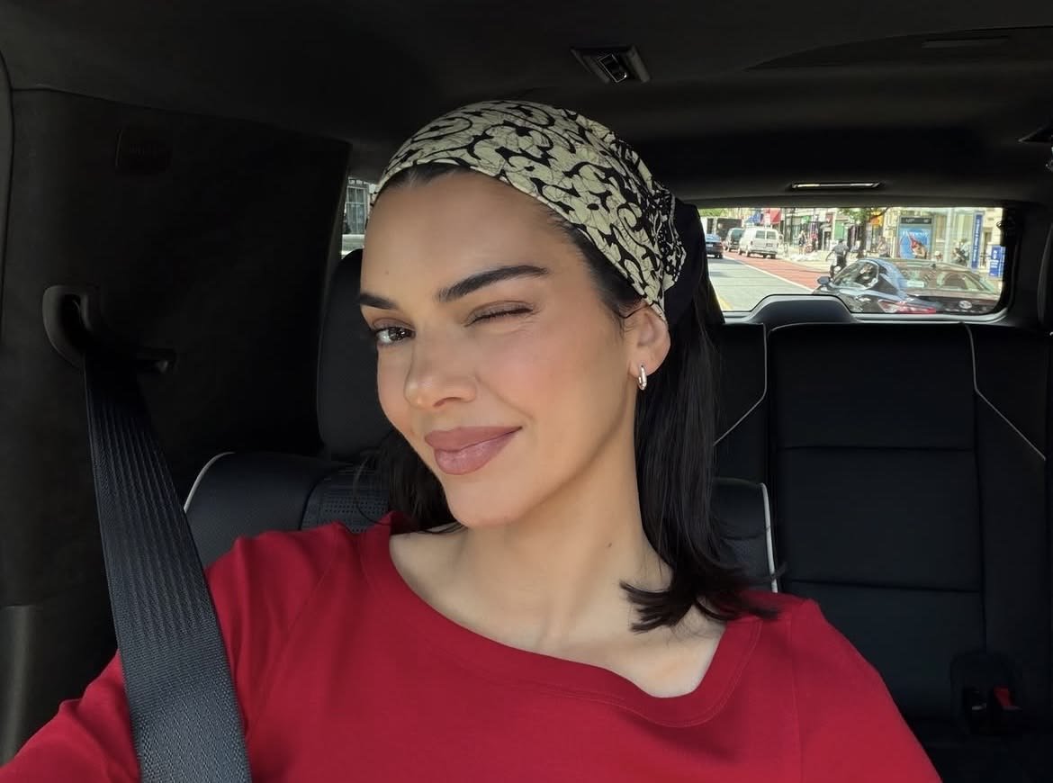 archivekend's tweet photo. kendall jenner car selfies https://t.co/sqDqxemsFv