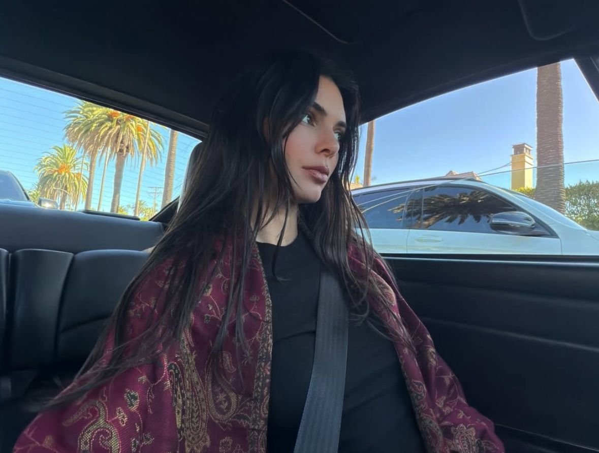 archivekend's tweet photo. kendall jenner car selfies https://t.co/sqDqxemsFv