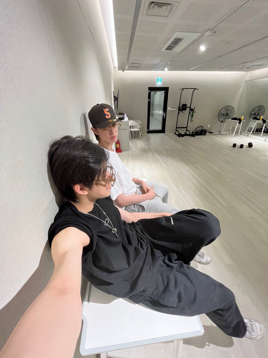 yourstrulytear's tweet photo. HAH INI TAHUN BERAPA JIR? PAS SEONGHYEON DAN MARTIN CUMAN BEDUA DOANG YA INI?! dan james masih di trainee a.. 🥹🥹🥹 https://t.co/DwWb3rgW0E