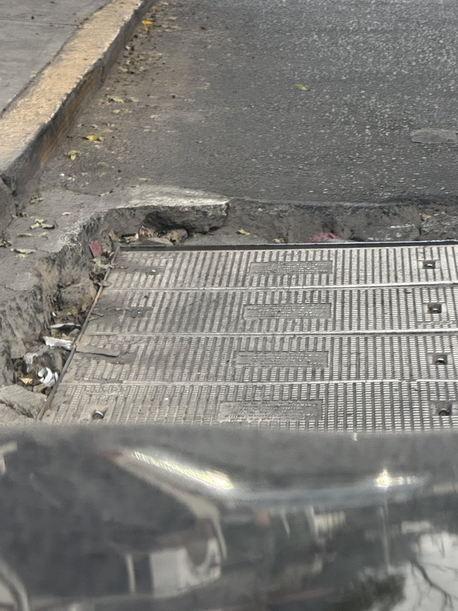 Ponchomatrix02's tweet photo. @Alc_Iztapalapa 
@ALEIDAALAVEZ 
Reporte ya casi un mes un Hundimiento en la Col. Lomas Estrella y aún no vienen ni a verificar esta situación. Es en paso diario de muchos autos https://t.co/W0eVi4q3cw