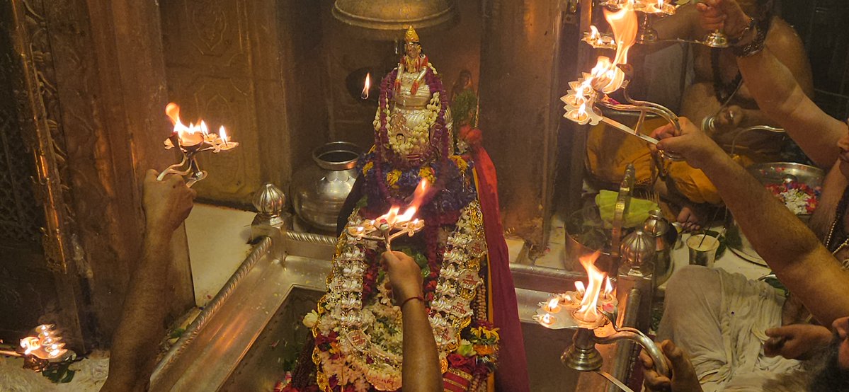 ShriVishwanath's tweet photo. श्रावण मास-2026 (17.08.2026), तृतीय सोमवार(नागपंचमी पर्व)    भगवान श्री विश्वेश्वर की 🌺 सप्तऋषि आरती दर्शन🌺
#kashivishwanath #kashi #Sawan2026 #VishwanathDham #sanatandharma https://t.co/RLIdfs0U5q