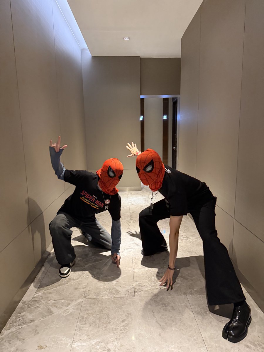 Prem_space's tweet photo. พวกพี่จะปกป้องหัวใจน้อยๆของเด็กสาวเองนะครับ ไม่ต้องห่วงพี่จะคอยปกป้องน้องตลอดปัย ขอบคุณฮีโร่สุดเท่ร่วมเมืองอย่าง นานิ paody neona 😼#SFxPremPaody https://t.co/bTC593yD1g