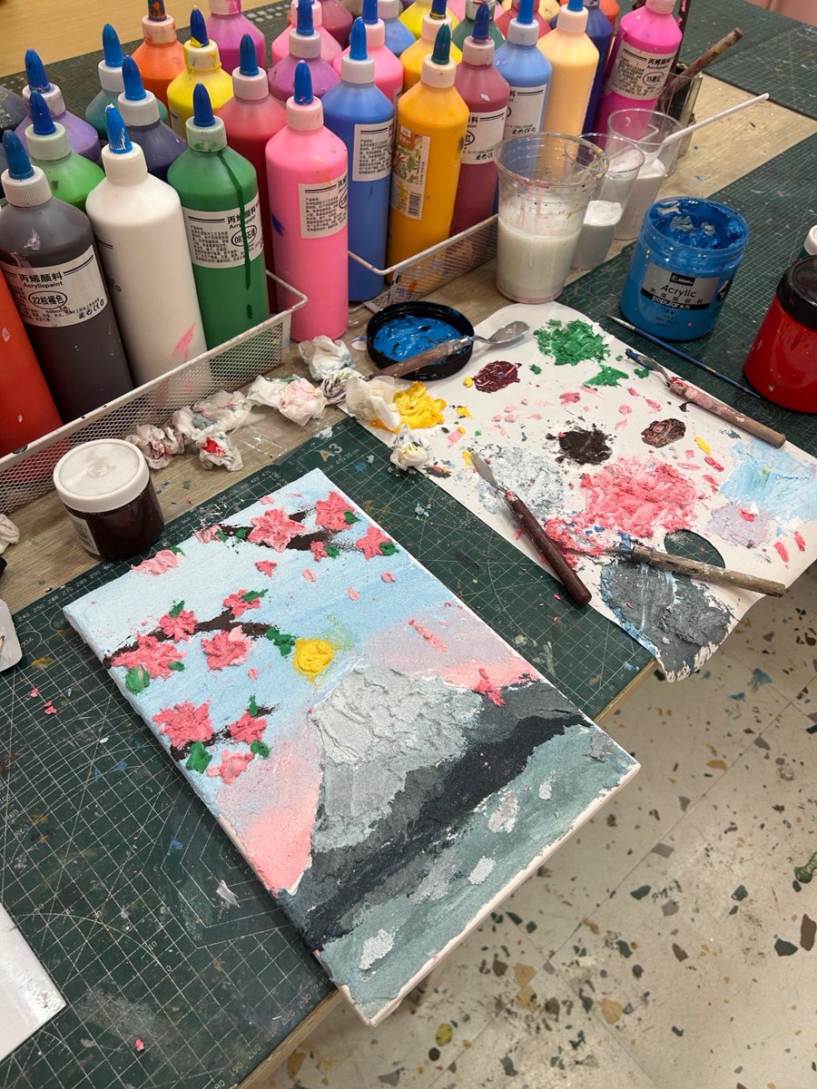 xStrqfer's tweet photo. Immersive brush strokes meet soft ambient sounds at today’s pop-up watercolor u0026 sound art session. Slow down, feel the color blend, let creativity flow. #ArtExperience #SlowArt， https://t.co/sqPfPjeluS