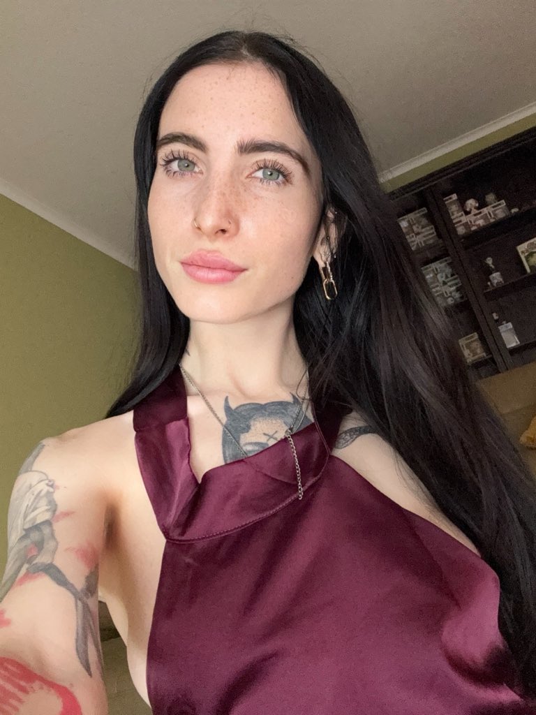 blissfulaileen's tweet photo. felt pretty , might delete later https://t.co/LQFtYXSsjP