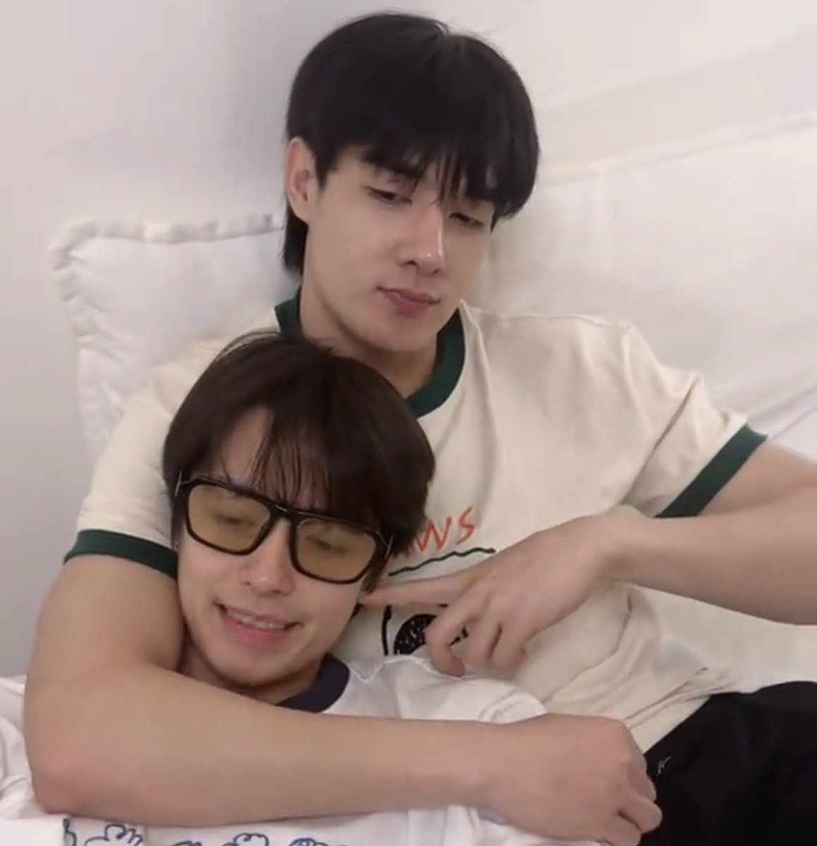 HiTouch156's tweet photo. ไม่ได้คลั่งรัก แต่ฉันว่าฉันคลั่งไคล้เธอ..
เอ็นดูน้องมากแหละ ดูออก 🧔🏻‍♂️🦔✨

#TeeBoonyakait #Hengmarkii 
#TeeHeng https://t.co/k1Mg69Aw9T