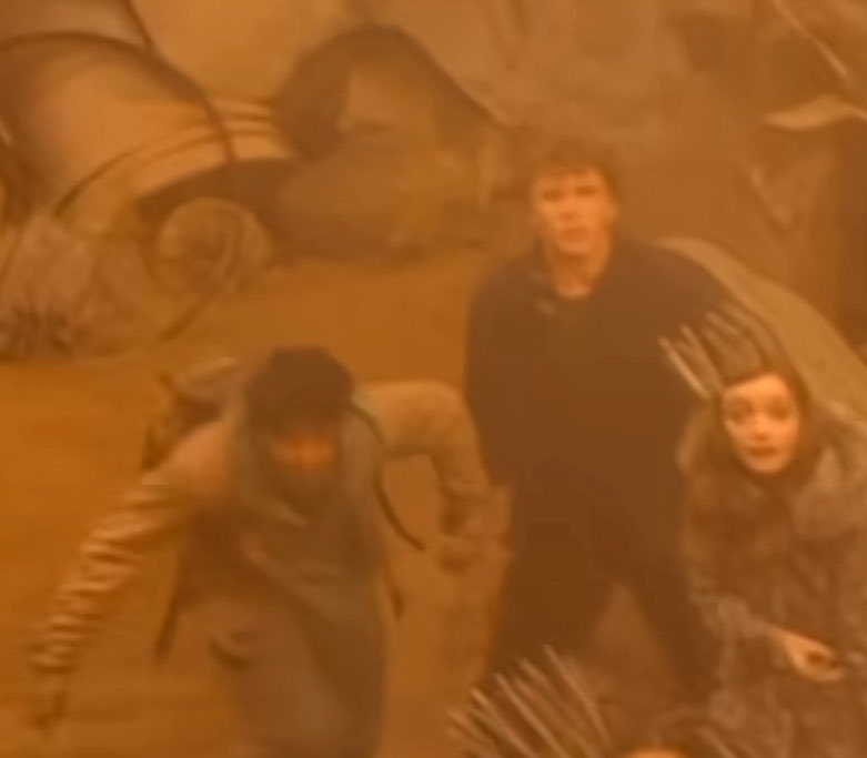 videsetoiles's tweet photo. Am I going crazy or are they holding hands awwwwwww https://t.co/xXCLPIihXV
