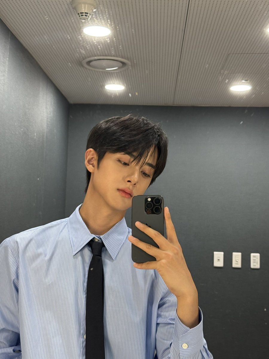 itsminkyu's tweet photo. The category is mirror self-cam and I genuinely think that I rip it. You may think otherwise because you see me pouting in every photo ㅋㅋㅋ

Still, thanks to my looks. https://t.co/tev1blJ7D7
