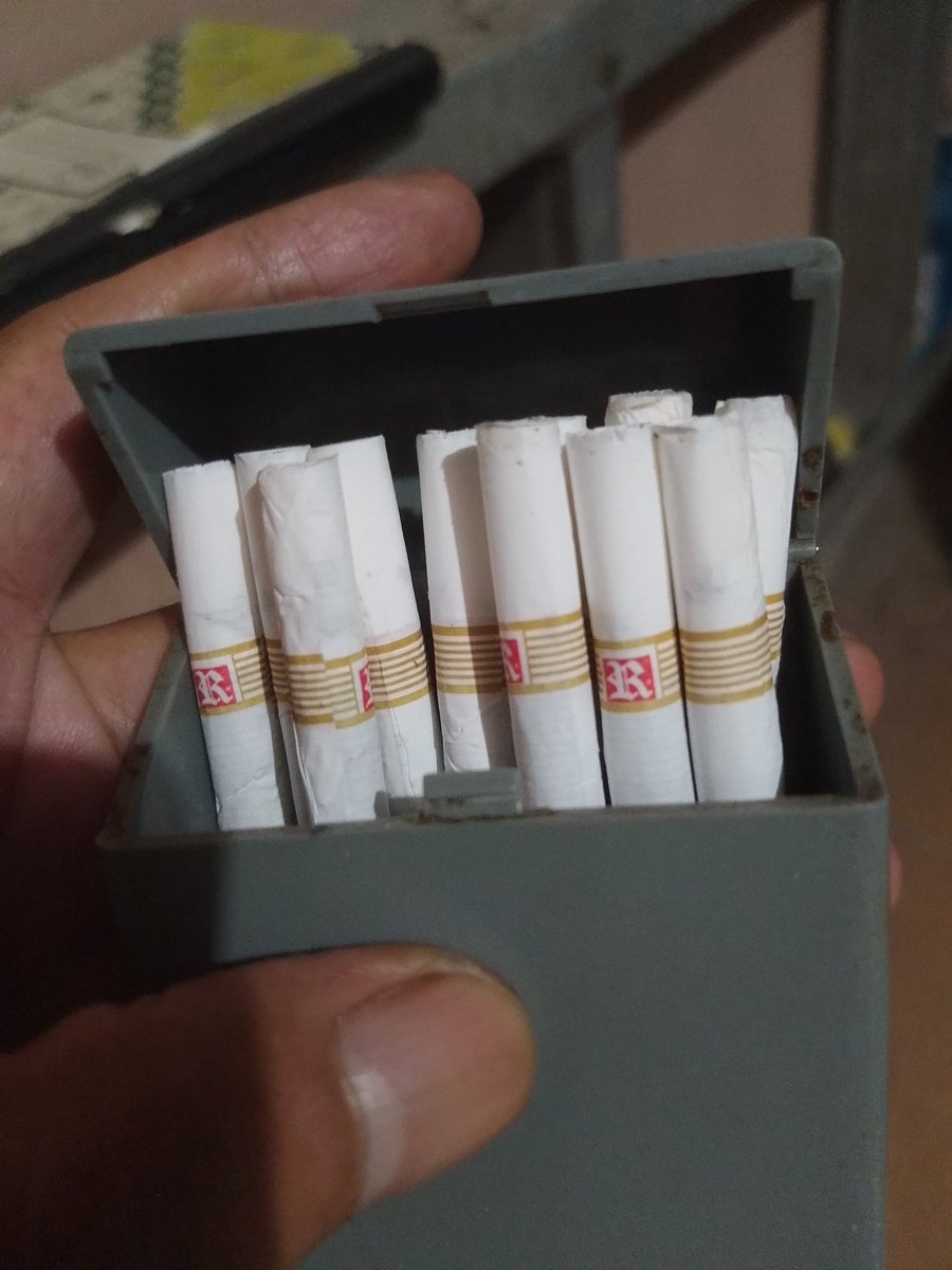 kelopoaking's tweet photo. Narsis 17 Agustus malam, luar biasa rokok entek tinggal nglinting dewe, huehuehue. https://t.co/aQNwGk8G7X