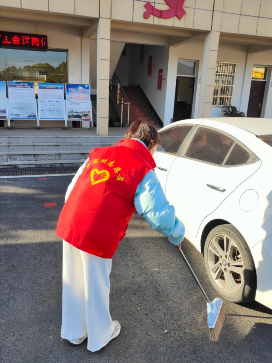 dedaais001's tweet photo. Today I spent 4 hours helping at the community food bank, packing care packages for elderly neighbors—small acts make big warmth! https://t.co/hG2FUMOfzG