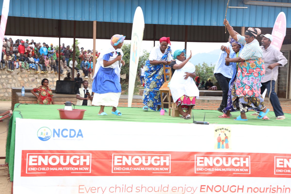 UrunanaDC's tweet photo. Uyu munsi, @Rwanda_Child @WVRwanda berekeje mu karere ka @RutsiroDistrict , @MurundaSector  ahakomereje ubukangurambaga bwo gushishikariza ababyeyi konsa neza no kurwanya imirire mibi mu bana hagamijwe kurwanya igwingira. #ENOUGHCampaign #HeheNigwingira. https://t.co/0n0ACw52MS