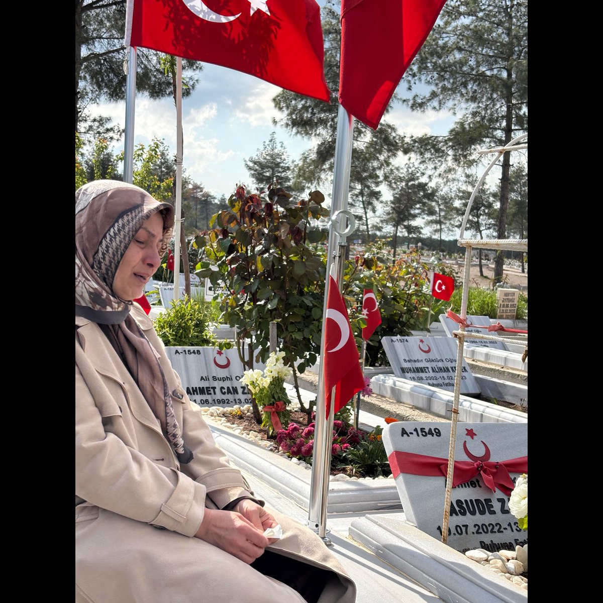 nurgul22's tweet photo. Yere çöp bile attırmadım ben çocuğuma. Her yerde sırasını beklerdi, vatanını, dağını, taşını severdi. Öyle inandım, öyle yetiştirdim.
Depremde vefat etti. Kalan vergi borcunu bile ödedim.
Bu borçlar, bu milli değerler, kurallar sadece bizler için varmış.
Kolon kesenlere kural kaide yokmuş ki... Şehrin göbeğinde büyük kapsamlı tadilat yapabilmiş ve ruhsat alma ihtiyacı bile hissetmemiş. Küçük bir dükkanı kocaman bir restoranta dönüştürmüşler. Ama bağlı bulunduğu belediye gelip sormamış: "Siz ne yapıyorsunuz?" diye.
Masum insanları hayattan koparan suçlar işleseler bile ceza yokmuş.
Borç, ceza hep bize; zevk, sefa hep onlaraymış.
Hiç kıymeti yokmuş bizim çocuklarımızın...
