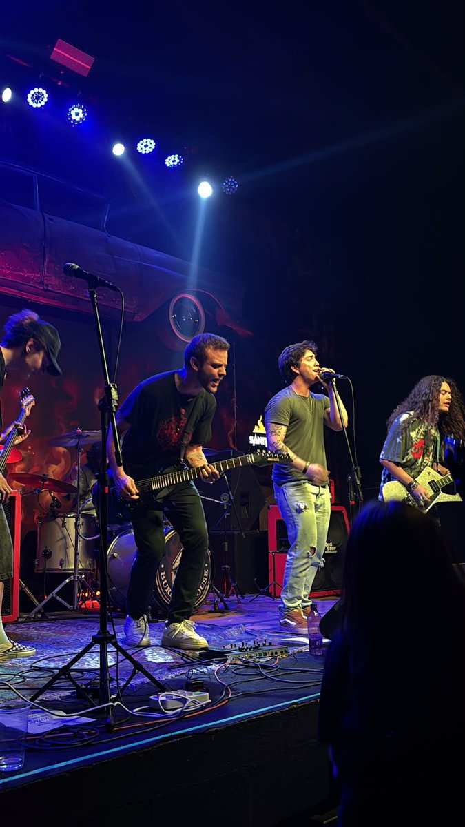 oladyoficial's tweet photo. q show incrível q foi esse, vcs foram em peso e fizeram essa noite incrível, cantando palavra por palavra o show inteiro 🤘🤘🤘
queríamos agradecer a presença de todos e também ao house rock festival pelo convite, com certeza esse show ficará marcado na história da banda!! https://t.co/pIfCq9szle
