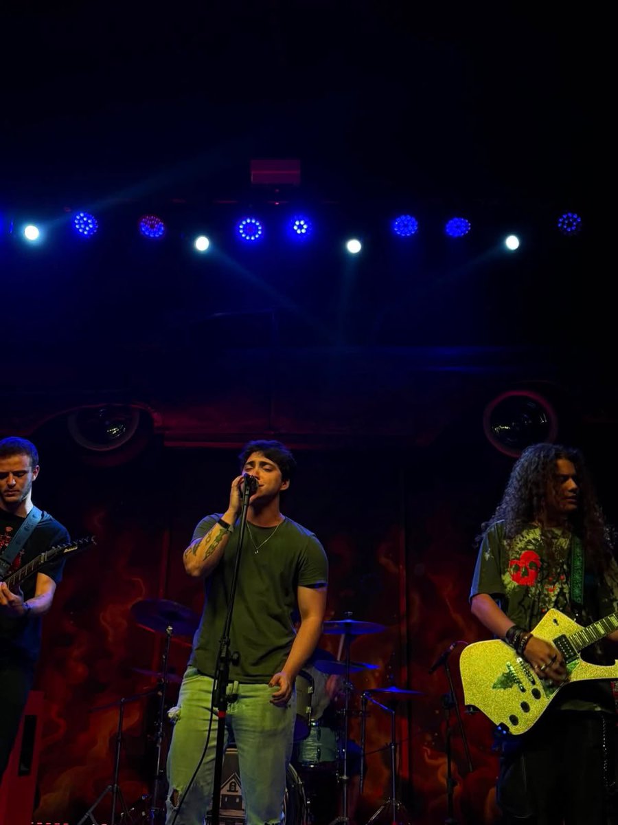 oladyoficial's tweet photo. q show incrível q foi esse, vcs foram em peso e fizeram essa noite incrível, cantando palavra por palavra o show inteiro 🤘🤘🤘
queríamos agradecer a presença de todos e também ao house rock festival pelo convite, com certeza esse show ficará marcado na história da banda!! https://t.co/pIfCq9szle