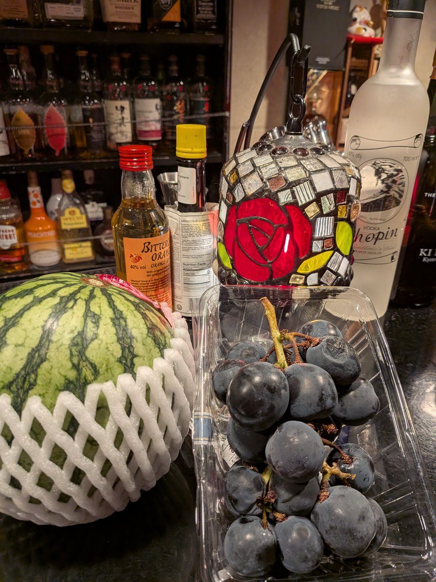 SHOTBARROBROY's tweet photo. 名残りになりつつある
スイカのカクテル🍸️
はしりの巨峰のカクテル🍸…
季節の移り変わりも､
時の流れも…
あっと言う間の夢か幻…
せめて刹那的に���きお酒と共に… https://t.co/7JGRq5fxCx