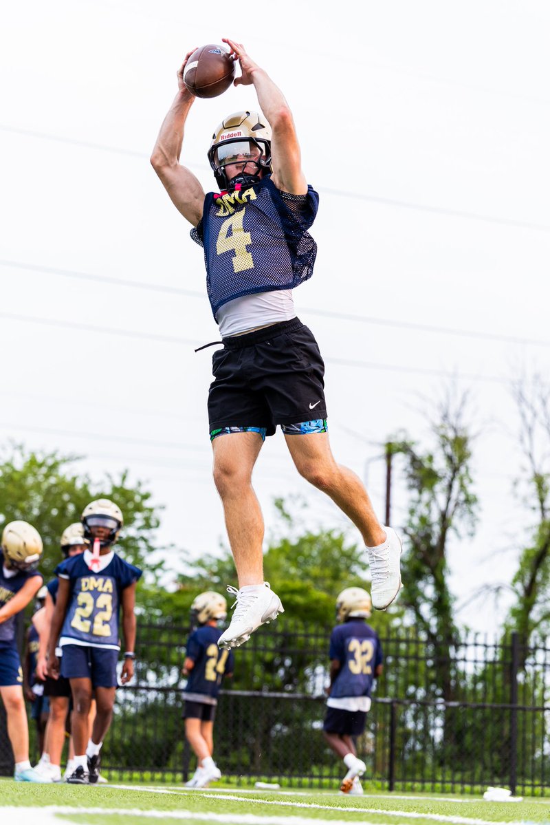 C_Kell4's tweet photo. Football is back!!
C/O 27 WR/DB/ATH
4.5 40
34in VERT
@DMA_FB @coachcarre @SpeedStrengthA @elite360recruit https://t.co/OUGI2pmTUa
