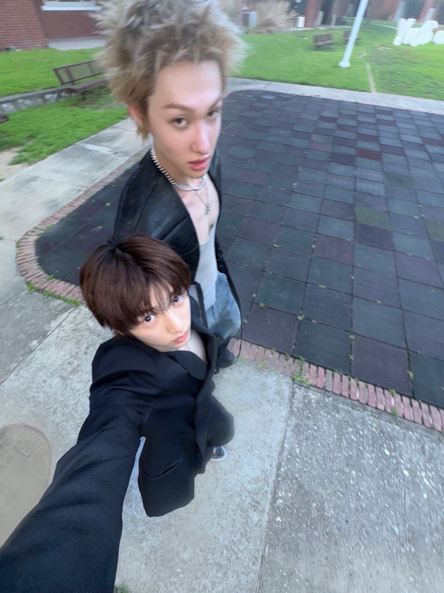 Manimeeeeee's tweet photo. 틴훈 남자가 저만큼 크고 (남자인)여자친구가 쩌만큼이나 작은데, 그런데, 저렇게 저렇. 저런 사진을 올려도 되는건가..큼…. 큼큼 https://t.co/B4QvdwY8au