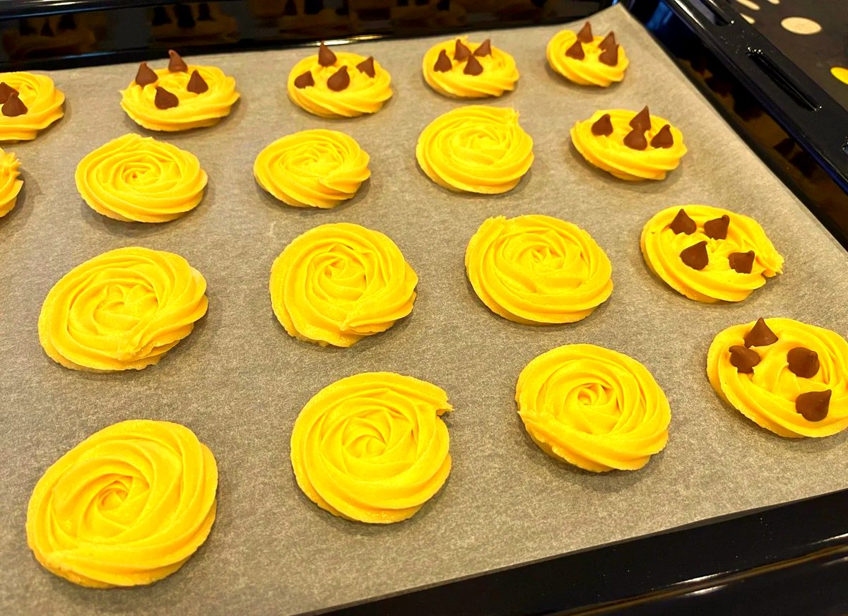GleasonJew29720's tweet photo. Just spent a cozy Sunday baking mini chocolate chip cookies—warm, gooey, and way better than store-bought! ， https://t.co/rFyWEEWvAW