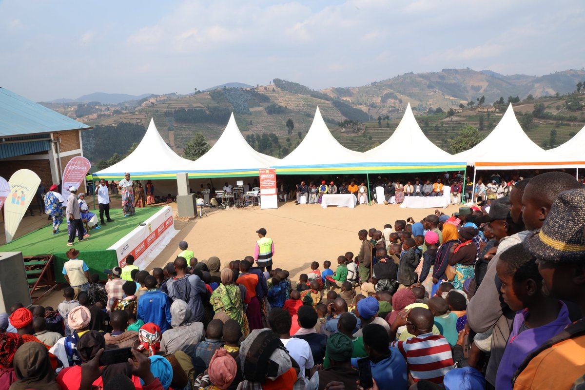 UrunanaDC's tweet photo. Ubutumwa bwatanzwe na @Rwanda_Child bwibukije ababyeyi kwita ku konsa neza abana babo no kwita ku mirire n'imikurire iboneye ya buri mwana kuko bituma igihugu kigira abana babereye u Rwanda kandi bazagira ubushobozi bwo kugira uruhare mu iterambere ry'igihugu. https://t.co/D9nwhcXPm6