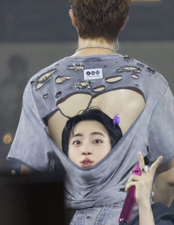 Jennson_875's tweet photo. Why does this look like he is photoshopped? 🤣🤣🤣🤣 https://t.co/uzPvt7zClK