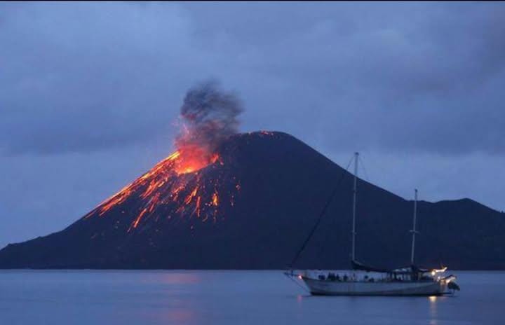 IndonesiaFedera's tweet photo. Gunung Anak Krakatau
⚠️Level III (Siaga)⚠️

🌋 Total erupsi 17 Agustus 2026: 18 kali

 Erupsi terakhir yang dilaporkan terjadi pukul 19.44 WIB, terekam seismograf dengan amplitudo maksimum 51 mm dan durasi 92 hanya. 
Beberapa kejadian penting:
01.30 WIB — erupsi, amplitudo 57 mm, 36 detik
02.13 WIB — erupsi, 61 mm, 53 detik
03.04 WIB — erupsi, 64 mm, 55 detik
15.15 WIB — erupsi dengan kolom abu sekitar 400 meter di atas puncak
19.43 WIB — erupsi
19.44 WIB — erupsi lagi, hanya berselang 1 menit.