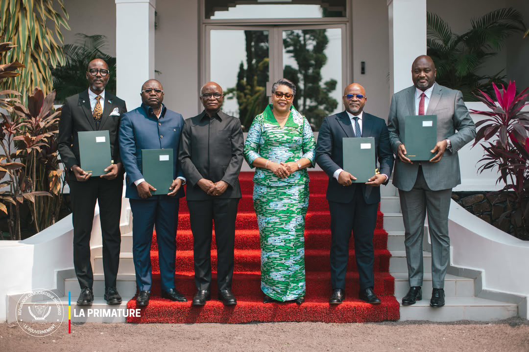 PrimatureRDC's tweet photo. #Entrepreneuriat #Emploi
17 août 2026 | La Première Ministre, Cheffe du Gouvernement, Judith Suminwa Tuluka, a présidé la signature de la Convention unique lançant « Vunga », un nouveau mécanisme destiné à faciliter l’accès au financement des PME et sous-traitants congolais.

• Financements allant de 10 000 à 1 million de dollars américains, pouvant couvrir jusqu’à 50 % de la valeur des marchés
• Mise en commun des expertises de l’ARSP, du FOGEC, de RAWBANK et de RAWSUR
• Soutien à l’exécution des marchés par les entreprises congolaises et promotion du contenu local
• Renforcement de l’entrepreneuriat et de la création d’emplois, notamment pour les jeunes

Inscrit dans la vision du Président de la République, Félix-Antoine Tshisekedi Tshilombo, « Vunga » vient compléter les dispositifs en faveur de l’entrepreneuriat et de l’autonomisation économique.

« Vunga ne doit pas devenir un simple produit financier. Il doit devenir un outil de transformation économique », a souligné la Première Ministre.
@FogecRdc 
@ArspRdc 
@Rawbank_sa