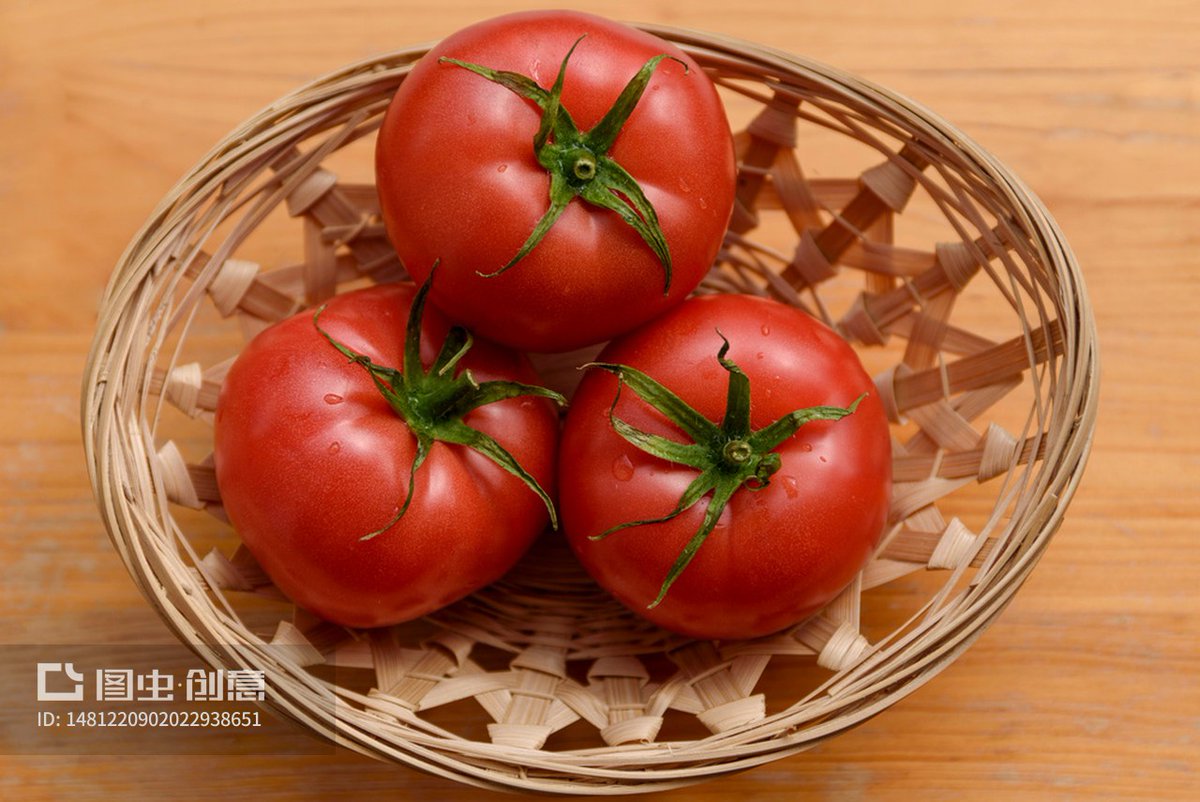 613_352's tweet photo. Fresh organic tomatoes u0026 basil just in! Perfect for tonight’s pasta. Grab yours at the local market—limited stock!， https://t.co/byIIFGuuEE