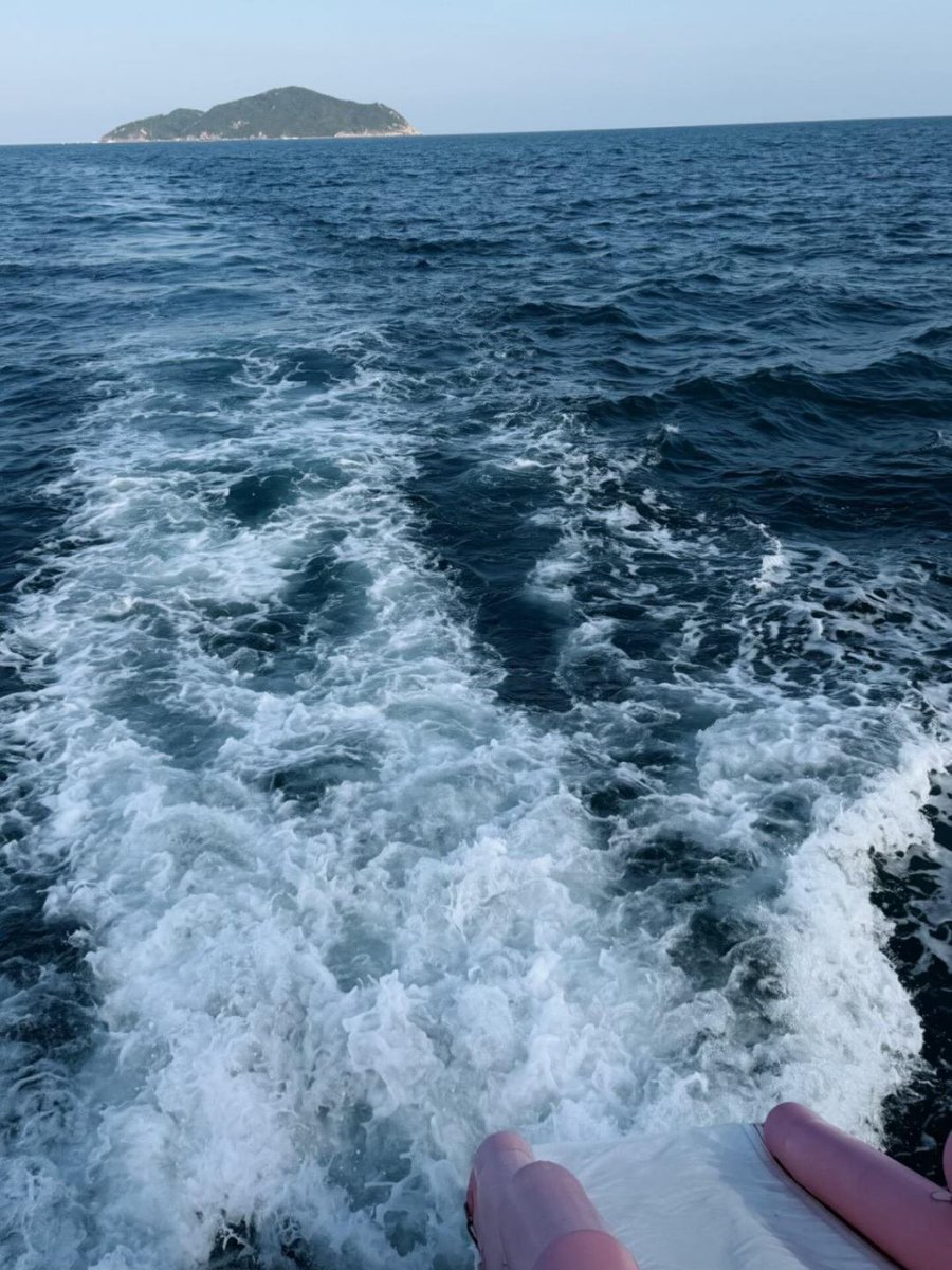 qhcn1iMia's tweet photo. Setting sail with the sea breeze, and taking this time just for the ocean and myself. https://t.co/9UuesyR7HV