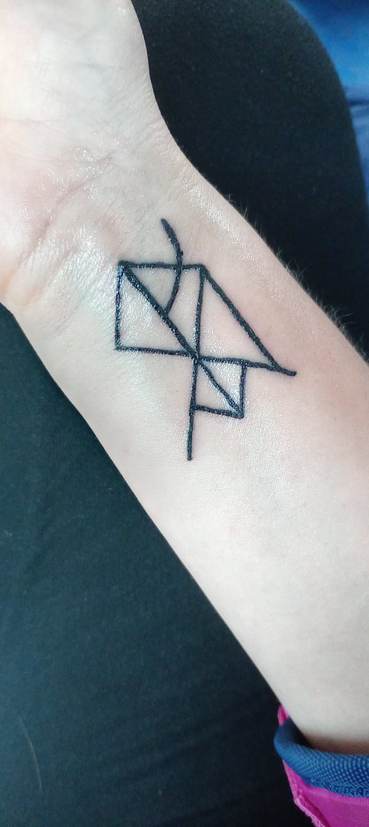 SarahLynetteD's tweet photo. New Tattoo - @sigurros Rune 😍🖤🖤🖤

#SigurRos 
#rune 
#tattoo
#newtattoo https://t.co/N74TOHTsOD
