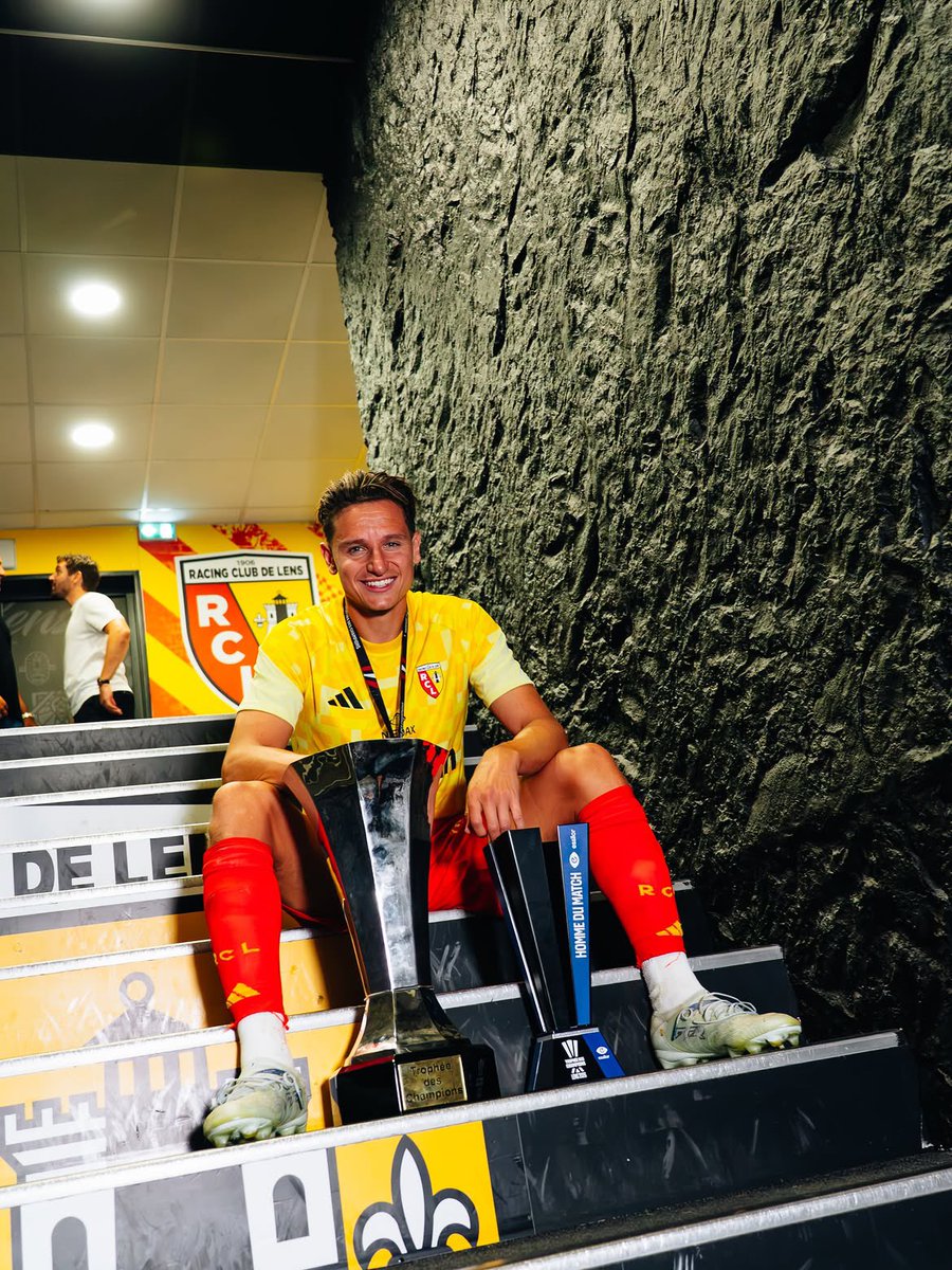 lbpubliclensois's tweet photo. 🚨 Florian Thauvin 🇫🇷 vit sa meilleure vie au RC Lens ! 😎🏆

Avant sa signature au Racing Club de Lens, il n’avait jamais remporté de trophée majeur en club… Un seul titre de champion de Ligue 2 avec Bastia, rien en 8 saisons du côté de l’OM… 😬❌

L’international français vient d’en gagner deux en trois mois en marquant à chaque fois en finale 🤩⚽️

✅ Coupe de France
✅ Trophée des Champions 

À 33 ans, Flo Tov récolte enfin les fruits de son travail et de son talent 🫡