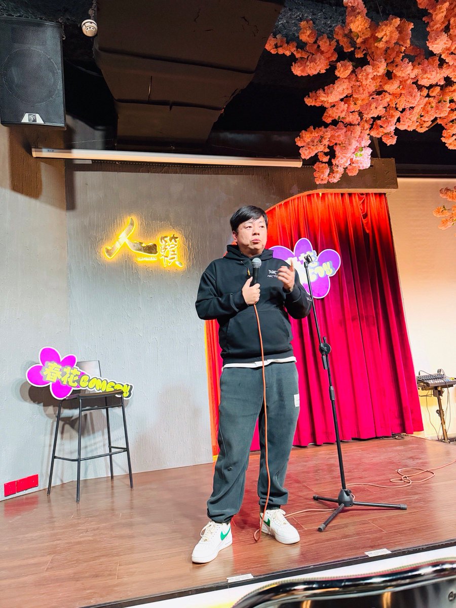 OilNs3's tweet photo. Just bombed my first open mic joke so hard the only laugh was from a barista who heard it through the coffee machine. 1/10, would not recommend forgetting my material at home. https://t.co/MBYu0Th7yg