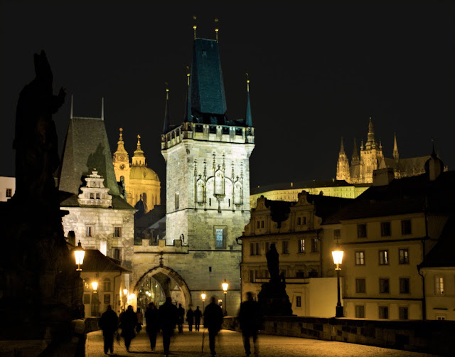 ElGuisanteVerde's tweet photo. Observando Malá Strana desde el Puente de Carlos, la silueta imponente del Castillo, con la Catedral de San Vito, el Palacio Real iluminado, solos en la noche, separados por el Mldava..., sientes que #Praga sigue siendo especial @PragueEU https://t.co/7tTKo4jqb1 https://t.co/8F1yN6VID1