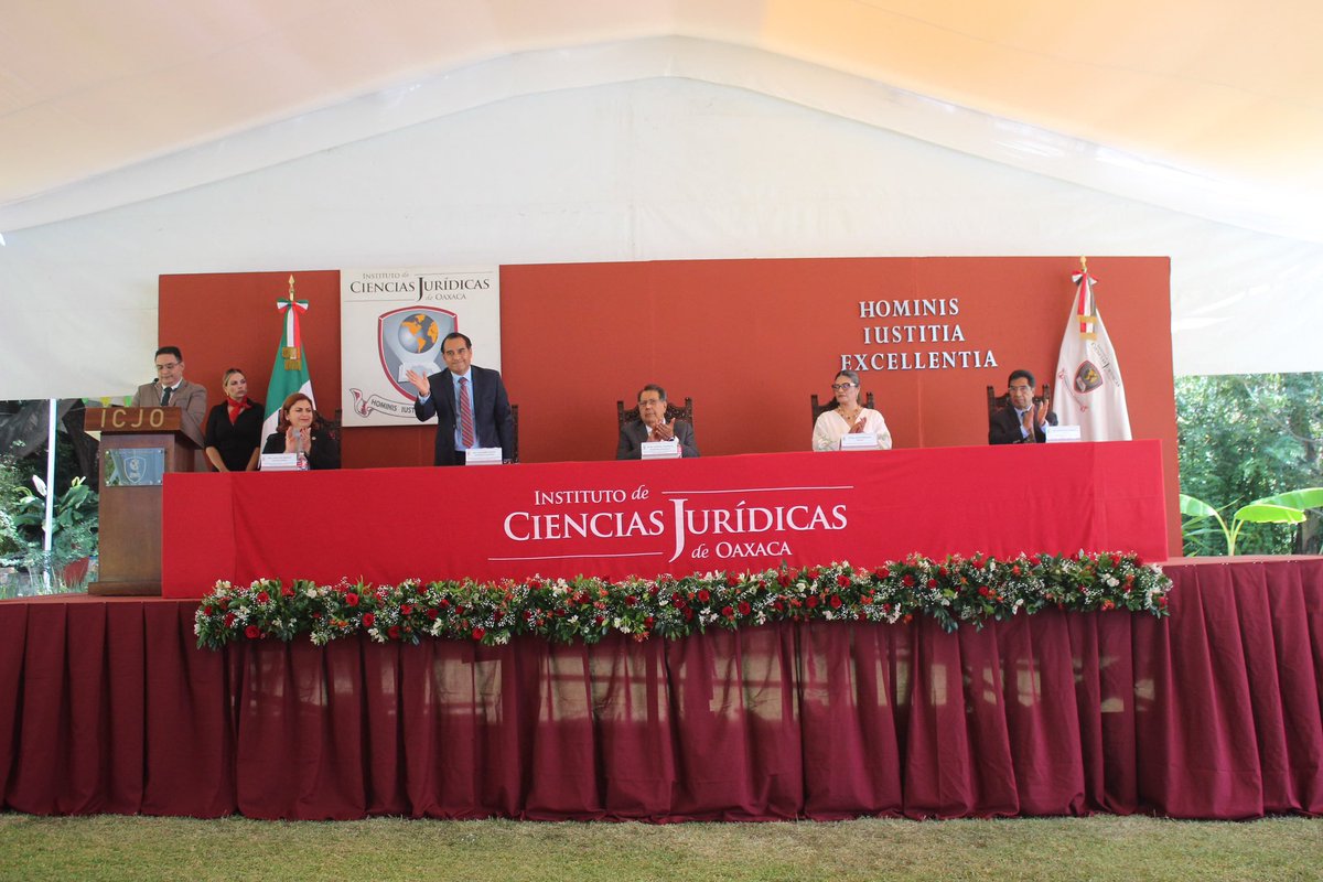 tsjoaxaca's tweet photo. El Poder Judicial de Oaxaca felicita a la decimotercera generación 2021-2026 del @ICJOAC, por haber culminado sus estudios en Derecho, generación en la que el magistrado Alejandro Magno González Antonio fungió como padrino de generación.

El compromiso del Poder Judicial de Oaxaca con las nuevas generaciones es indeclinable: seguiremos acompañando y generando alianzas con las instituciones académicas, para construir juntos una mejor justicia para Oaxaca.