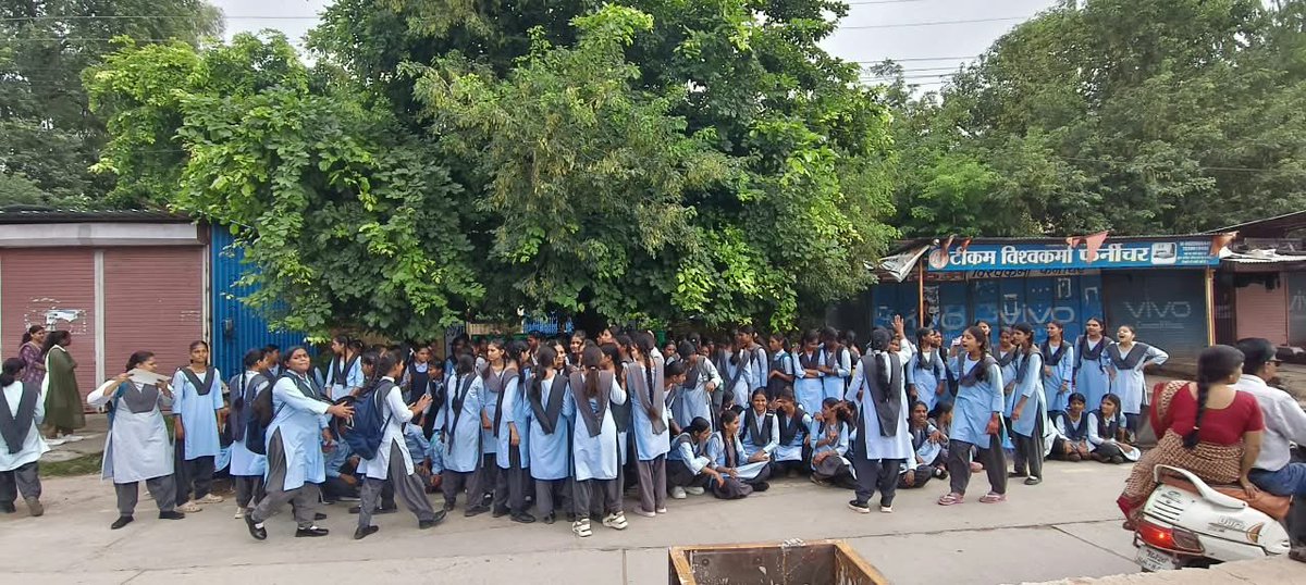 NaveenPaliwal_'s tweet photo. रावतभाटा के सरकारी गर्ल्स स्कूल का बुरा हाल !

छात्राओं को मजबूरन प्रदर्शन करना पड़ा। शिक्षकों की कमी, गंदे टॉयलेट और कैंपस में कचरे से परेशान बेटियां आज पढ़ाई छोड़ सड़क पर बैठीं।

@AAPKota टीम के साथ स्कूल पहुंचकर छात्राओं की समस्याएं सुनीं।

@AamAadmiParty @ArvindKejriwal https://t.co/Vsub5ETcSx