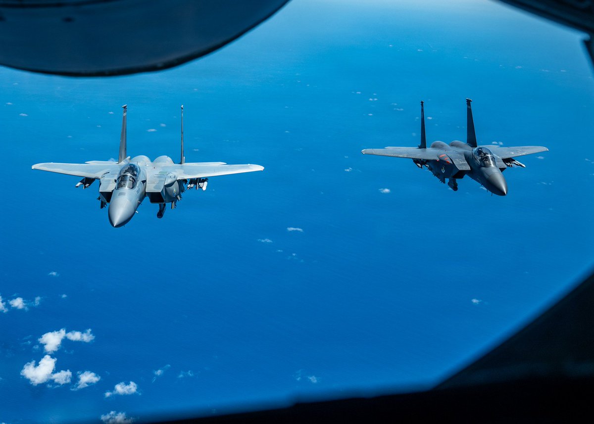 Roberto_yeager's tweet photo. Un #Boeing(#McDD) F-15EX #Eagle II y un McDD F-15E #StrikeEagle del 85th Test and Evaluation Squadron, de Eglin AFB, a punto de repostar de un Boeing KC-135 #Stratotanker del 909th Air Refueling Squadron sobre el Pacífico el 8 de julio (#USAF photo by Staff Sgt. Erin Currie) #F15 https://t.co/lxItMlSG8S