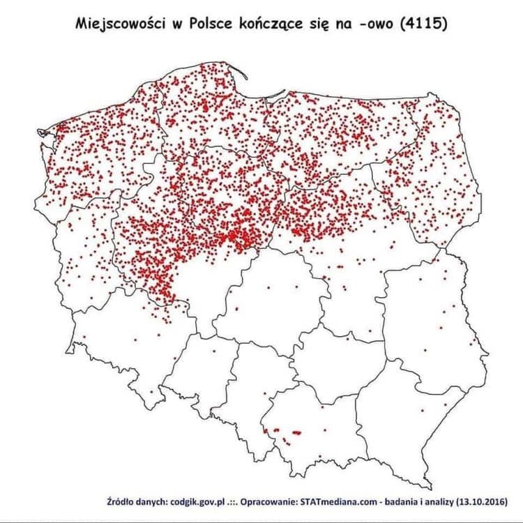 Karol1669024's tweet photo. Wiedzieliście o tym ? 

Dlaczego Polska dzieli się na -ÓW i -OWO? Językowa granica sprzed 500 lat wciąż widoczna na mapach

Wiedzieliście, że patrząc na końcówkę nazwy miejscowości można niemal bezbłędnie określić, czy jesteśmy na północy, czy na południu Polski? 

To jedna z najbardziej niezwykłych, a jednocześnie najstarszych granic językowych w naszym kraju. Mazury, Pomorze, Kujawy i Wielkopolska pełne są nazw zakończonych na ‑owo, podczas gdy Małopolska, Śląsk i Podkarpacie to królestwo końcówek ‑ów.

Ta różnica nie ma nic wspólnego z rozbiorami czy nowożytną historią. Jej źródła sięgają średniowiecza, kiedy powstawały pierwsze nazwy dzierżawcze – określające, do kogo należała osada. 

Wtedy dominował rodzaj nijaki, bo mówiono o „siole” czy „polu” (np. Janowo pole). Dlatego pierwotnie w całej Polsce funkcjonowały nazwy z końcówką ‑owo.

Przełom nastąpił w XV wieku. W dialektach południowych małopolskich i śląskich zaczęto postrzegać osadę nie jako „pole”, lecz jako gród, czyli coś o rodzaju męskim. W efekcie dawne ‑owo zaczęło przechodzić w ‑ów. Tak z historycznego Krakowo narodził się dzisiejszy Kraków, a z Tarnowo – Tarnów.

Północ Polski okazała się znacznie bardziej konserwatywna językowo. Tamtejsze dialekty nie przyjęły nowej formy i zachowały średniowieczne ‑owo. 

Dlatego dziś mamy:
Tarnowo na północy vs Tarnów na południu,
Janowo vs Janów,
Tomaszewo vs Tomaszów.

Granica między ‑owo a ‑ów jest więc śladem dawnej ewolucji dialektów, która przetrwała ponad pół tysiąca lat. 

To jedna z najciekawszych tajemnic polskiej toponimii widoczna na każdej mapie, choć mało kto wie, skąd się wzięła.