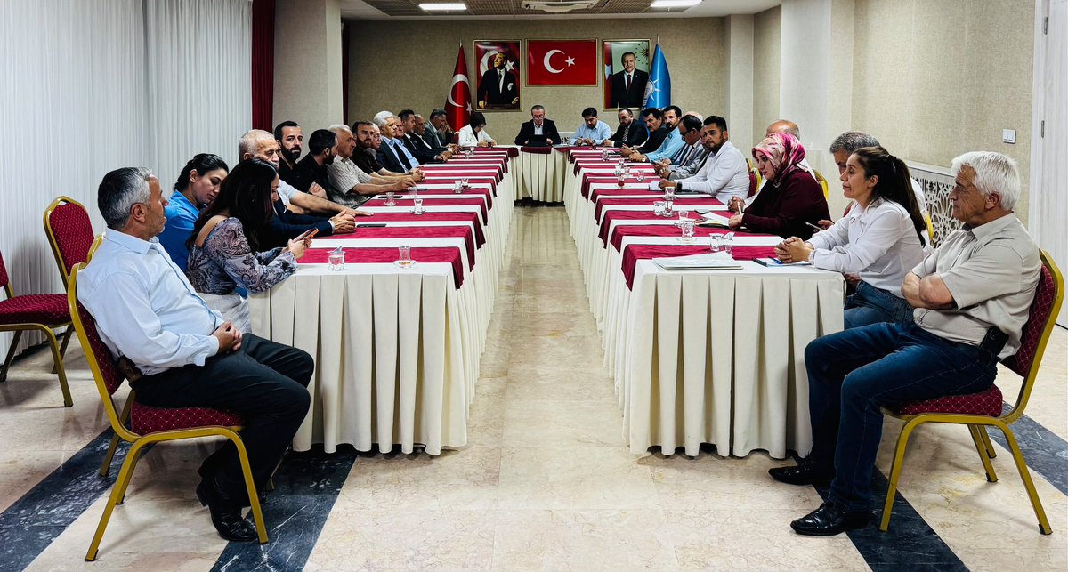 KayaZeydin's tweet photo. 📍 Hakkâri

Haftalık Olağan İl Yönetim Kurulu Toplantımızda; teşkilat çalışmalarımızı, saha faaliyetlerimizi ve önümüzdeki döneme ilişkin programlarımızı istişare ederek değerlendirdik.

Genel Başkanımız ve Cumhurbaşkanımız Sayın Recep Tayyip Erdoğan’ın liderliğinde; birlik ve beraberlik içerisinde hemşehrilerimize hizmet etmeye kararlılıkla devam edeceğiz.

Rabbim birlik ve beraberliğimizi daim eylesin.

@RTErdogan
@Akparti
@abuyukgumus
@MustafaAlkayis
@byildiz63