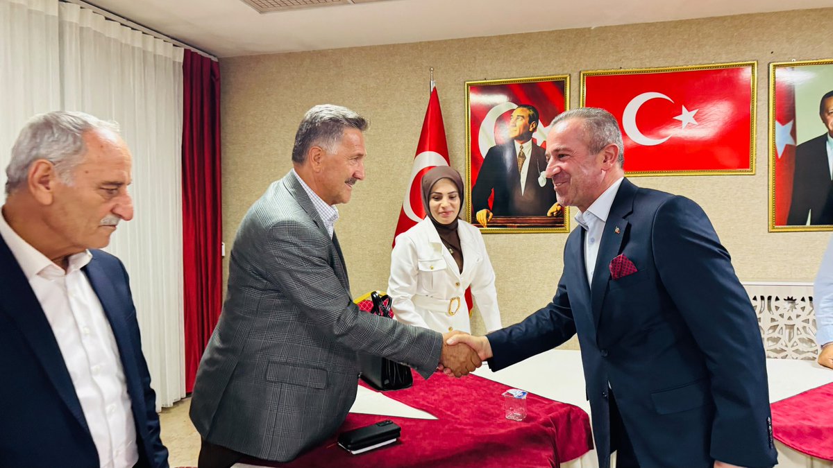 KayaZeydin's tweet photo. 📍 Hakkâri

Haftalık Olağan İl Yönetim Kurulu Toplantımızda; teşkilat çalışmalarımızı, saha faaliyetlerimizi ve önümüzdeki döneme ilişkin programlarımızı istişare ederek değerlendirdik.

Genel Başkanımız ve Cumhurbaşkanımız Sayın Recep Tayyip Erdoğan’ın liderliğinde; birlik ve beraberlik içerisinde hemşehrilerimize hizmet etmeye kararlılıkla devam edeceğiz.

Rabbim birlik ve beraberliğimizi daim eylesin.

@RTErdogan
@Akparti
@abuyukgumus
@MustafaAlkayis
@byildiz63