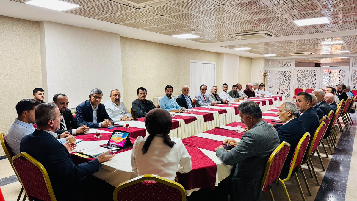 KayaZeydin's tweet photo. 📍 Hakkâri

Haftalık Olağan İl Yönetim Kurulu Toplantımızda; teşkilat çalışmalarımızı, saha faaliyetlerimizi ve önümüzdeki döneme ilişkin programlarımızı istişare ederek değerlendirdik.

Genel Başkanımız ve Cumhurbaşkanımız Sayın Recep Tayyip Erdoğan’ın liderliğinde; birlik ve beraberlik içerisinde hemşehrilerimize hizmet etmeye kararlılıkla devam edeceğiz.

Rabbim birlik ve beraberliğimizi daim eylesin.

@RTErdogan
@Akparti
@abuyukgumus
@MustafaAlkayis
@byildiz63
