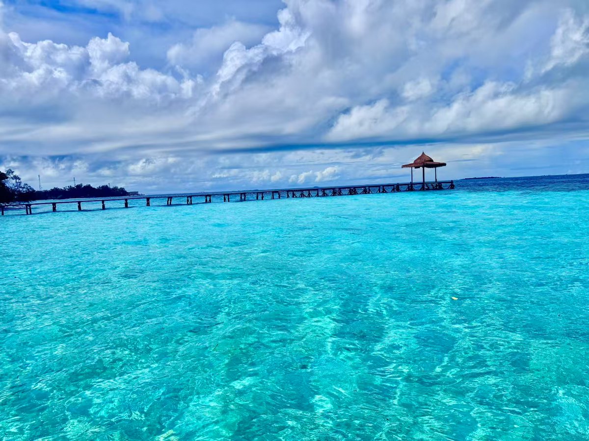 Patrick15206854's tweet photo. Just stumbled on a hidden cove in Bali at sunrise—turquoise waters, no crowds, just the sound of waves  Travel magic hits different when you veer off the main path! https://t.co/jsLjb9ILK6