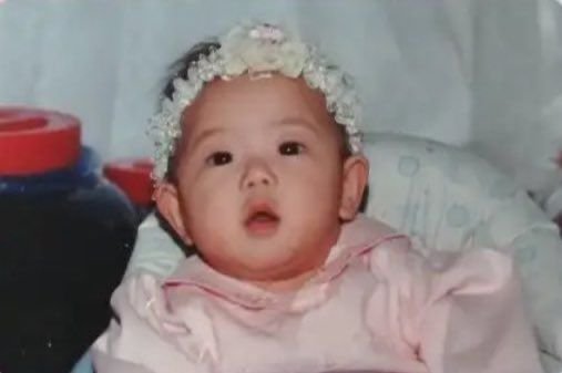momsooo's tweet photo. This is the picture of jisoo they used to prove she had a nose job😭😭 https://t.co/FREUMW9gx4