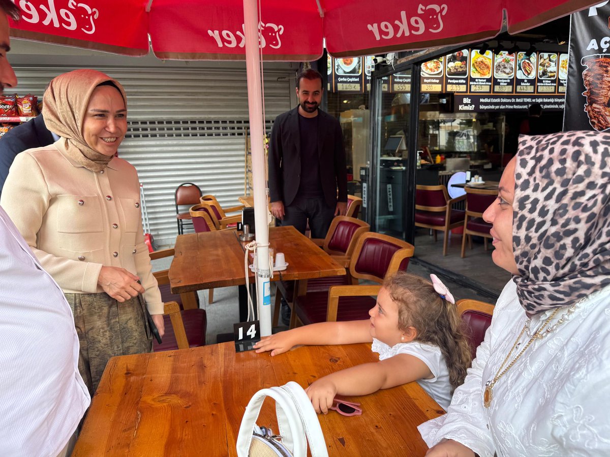 akcankaya's tweet photo. 📍 KIZILAY

Ankara Milletvekilimiz Sayın Asuman ERDOĞAN (@AAsumanErdogan), Ekonomi İşleri Başkanlığımız ve Gençlik Kollarımızla birlikte Kızılay’da esnaf ve vatandaşlarımızla bir araya geldi.

25 yıldır olduğu gibi bugün de milletimizle el ele, gönül gönüleyiz.
Sahada, sokakta, hayatın her anında milletimizin yanında olmaya; gönüllere dokunmaya devam ediyoruz.

Milletimizle Çeyrek Asır, Türkiye Geleceğe Hazır! 🇹🇷

@Akparti @AkpartiAnkara 
@hakanhanozcan @KaradumanBaran