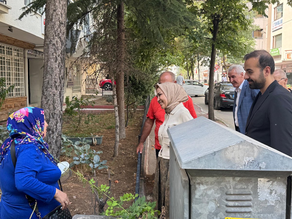 akcankaya's tweet photo. 📍 KIZILAY

Ankara Milletvekilimiz Sayın Asuman ERDOĞAN (@AAsumanErdogan), Ekonomi İşleri Başkanlığımız ve Gençlik Kollarımızla birlikte Kızılay’da esnaf ve vatandaşlarımızla bir araya geldi.

25 yıldır olduğu gibi bugün de milletimizle el ele, gönül gönüleyiz.
Sahada, sokakta, hayatın her anında milletimizin yanında olmaya; gönüllere dokunmaya devam ediyoruz.

Milletimizle Çeyrek Asır, Türkiye Geleceğe Hazır! 🇹🇷

@Akparti @AkpartiAnkara 
@hakanhanozcan @KaradumanBaran