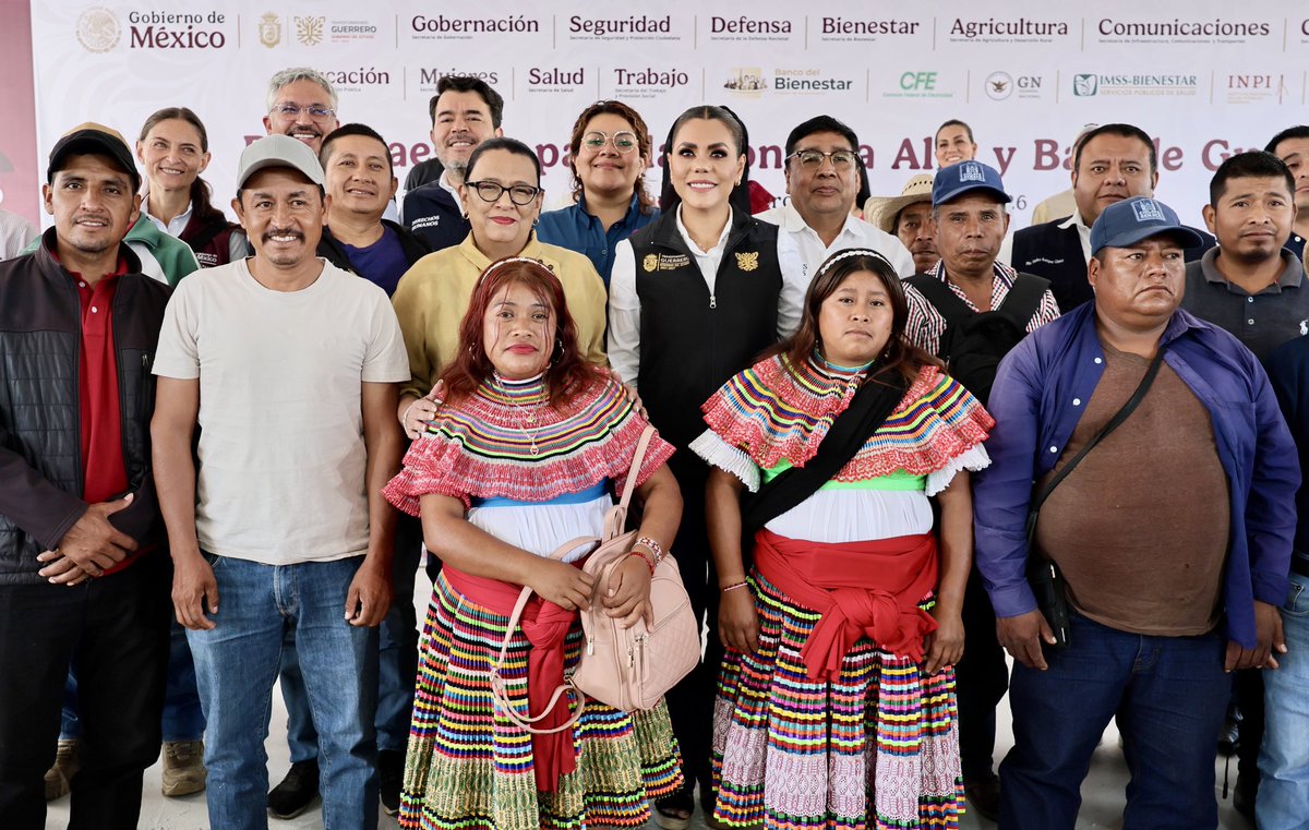 rosaicela_'s tweet photo. Por instrucción de la Presidenta @Claudiashein, junto con la gobernadora @EvelynSalgadoP informamos los avances del Plan Maestro para la Montaña Alta y Baja de #Guerrero, con el que 19 instituciones atendemos de manera cercana, humana y permanente a la población de cuatro municipios. La paz se construye con presencia institucional y atendiendo las causas de la violencia. 🇲🇽🕊️@arturomedinap @Luis_diazdeleon