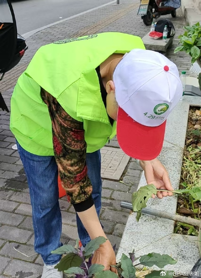DesaiPasha's tweet photo. Come join our neighborhood clean-up this Saturday 9AM at Central Park! Gloves u0026 snacks provided—help keep our community green together!， https://t.co/X2o8kIDdmf