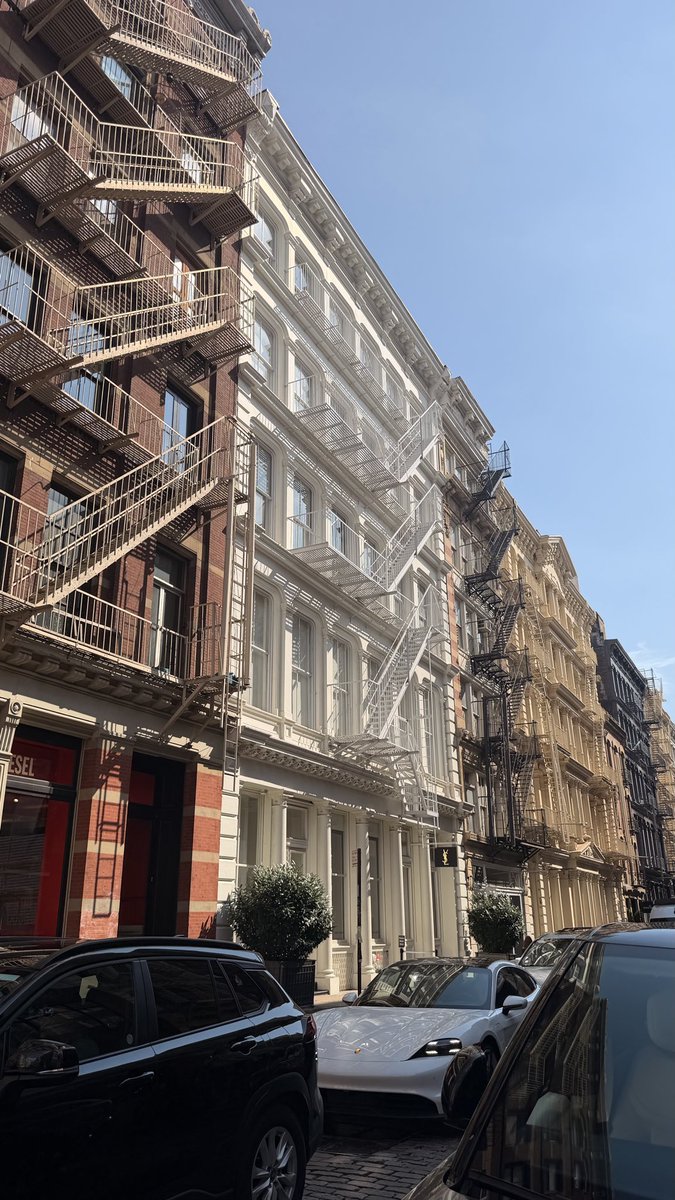 key212321's tweet photo. new york te soñé desde niña, eres mi sueño en todos los sentidos y saber que era algo que tenía que hacer sola, tus calles tu ruido y tu ritmo de vida tan acelerado y a la vez tan verde se parece a mi vida, neta te amo nyc regresaré siempre. https://t.co/bkQudFsCBx